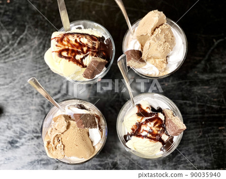 4 chocolate ice cream parfaits _ bird's-eye view 90035940