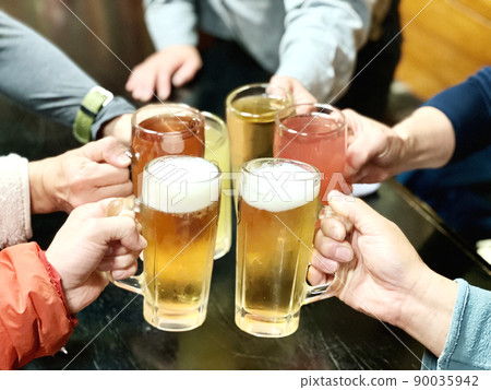 最多 6 隻手用啤酒和果汁烘烤 90035942