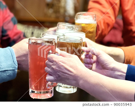 一群人用啤酒和果汁敬酒 90035943