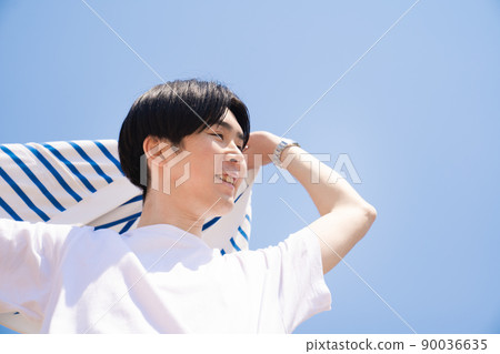 Blue sky and refreshing male portrait 90036635