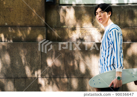 Sunbeams and portraits of fashionable skaters 90036647