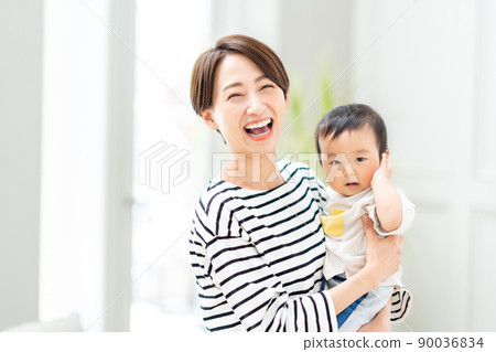 一個抱著嬰兒的中年婦女。 90036834