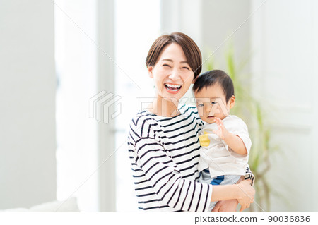 一個抱著嬰兒的中年婦女。 90036836