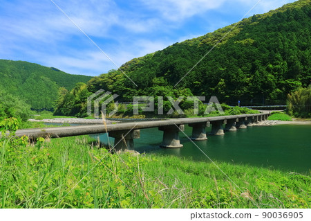 [高知縣]晴天下的片岡沉降橋（仁淀川） 90036905
