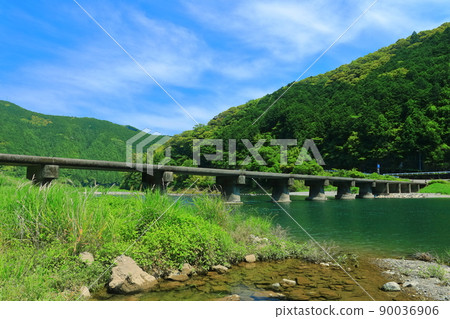 [高知縣]晴天下的片岡沉降橋（仁淀川） 90036906