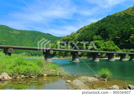 [高知縣]晴天下的片岡沉降橋（仁淀川） 90036907