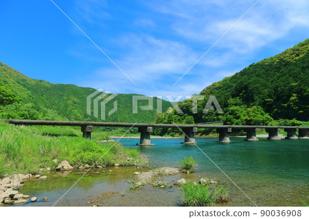 [高知縣]晴天下的片岡沉降橋（仁淀川） 90036908