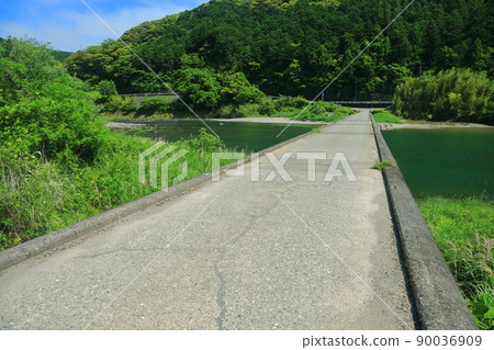 [高知縣]晴天下的片岡沉降橋（仁淀川） 90036909