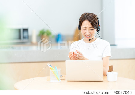 在客廳遠程辦公的中年婦女 90037046
