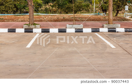 Black and white parking 90037443