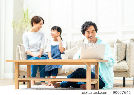 與家人一起在里賓工作的男人。 與家人一起在里賓工作的男人。 90037645