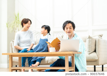 與家人一起在里賓工作的男人。 與家人一起在里賓工作的男人。 90037646