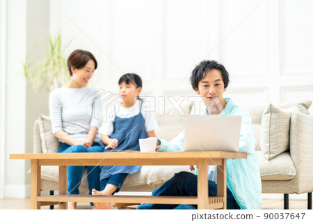 與家人一起在里賓工作的男人。 與家人一起在里賓工作的男人。 90037647