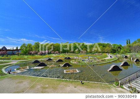 法國。巴黎花卉公園的一個池塘。拍攝於 2022 年 4 月 17 日。 法國。巴黎花卉公園的一個池塘。拍攝於 2022 年 4 月 17 日。 90038049