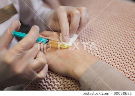 Doctor doing stem cell therapy on a patient's elbow after the injury. Treating knee pain with platelet-rich plasma injection. Treatment of arthritis and osteoarthritis.Medical and cosmetology concept. Doctor doing stem cell therapy on a patient's elbow after the injury. Treating knee pain with platelet-rich plasma injection. Treatment of arthritis and osteoarthritis.Medical and cosmetology concept. 90038655