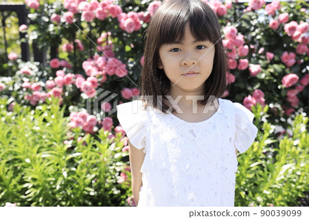 Elementary school girl in a flower field (7 years old) Elementary school girl in a flower field (7 years old) 90039099