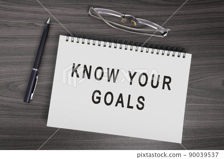 Know your goals text on notepad with pen, notepad and reading glasses. 90039537