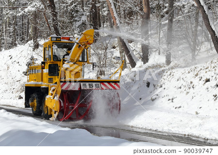 直接吸入並吹走雪的旋轉式掃雪機 直接吸入並吹走雪的旋轉式掃雪機 90039747