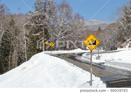 雪山陡坡圖（有陡峭的上坡（3 of 212）8%，右（左）有褶皺（206）） 90039785