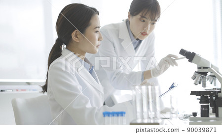 穿著白大褂的女性實驗做研究 90039871