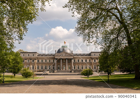 Laeken Castle is the place of residence of the Belgian sovereign and his family. 90040341