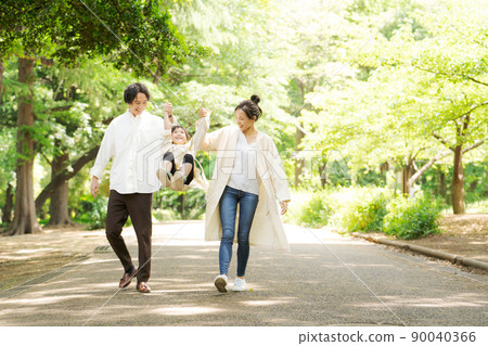 Families playing in the park 90040366