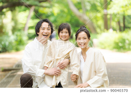 Families playing in the park 90040370