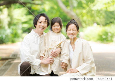 Families playing in the park 90040371