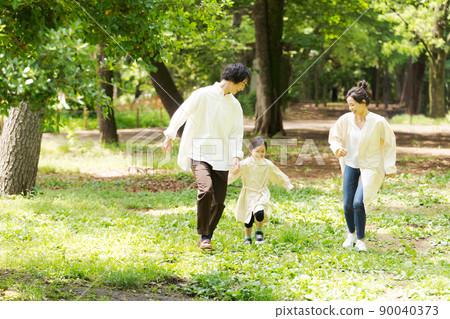 在公園裡玩的家庭 90040373