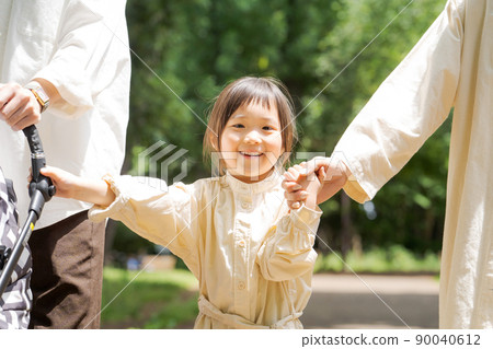 Families playing in the park 90040612
