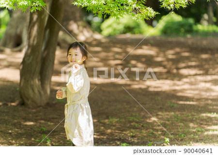 在公園裡玩的女孩 在公園裡玩的女孩 90040641