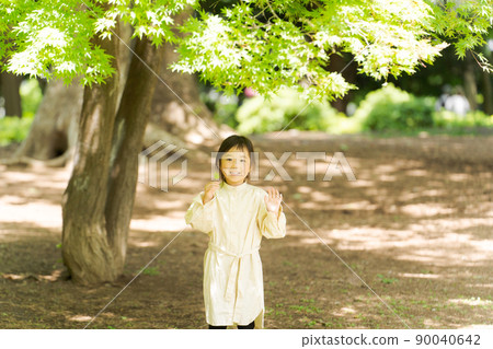 在公園裡玩的女孩 在公園裡玩的女孩 90040642