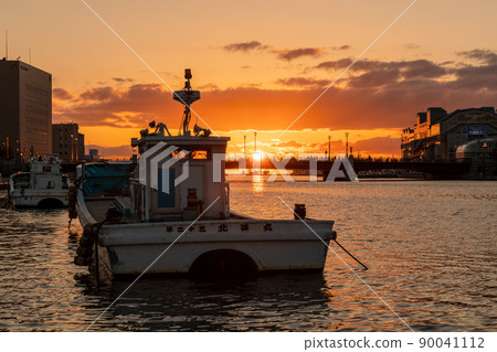 Nusamai Bridge: Sunset over Kushiro River and bright red sunset Fishing boat: Rays reflected in the river Nusamai Bridge: Sunset over Kushiro River and bright red sunset Fishing boat: Rays reflected in the river 90041112