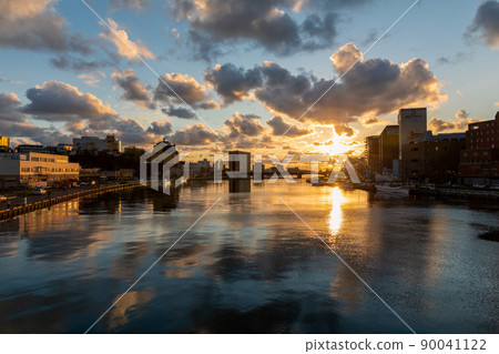 Nusamai Bridge: Sunset over the Kushiro River Clouds and rays reflected in the river 90041122