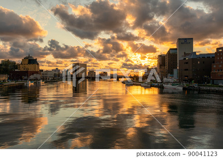 Nusamai Bridge: Sunset over the Kushiro River Clouds and rays reflected in the river 90041123