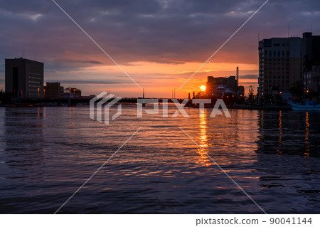 Nusamai Bridge: The rays of light reflected in the sunset river over the Kushiro River 90041144