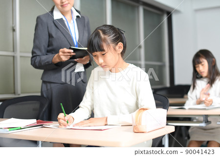 女學生學習和補習班老師的形象 90041423