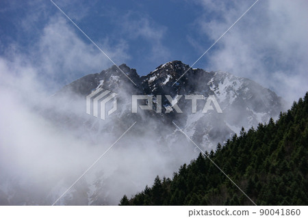 從白雪皚皚的八岳赤岳礦泉仰望赤岳 從白雪皚皚的八岳赤岳礦泉仰望赤岳 90041860