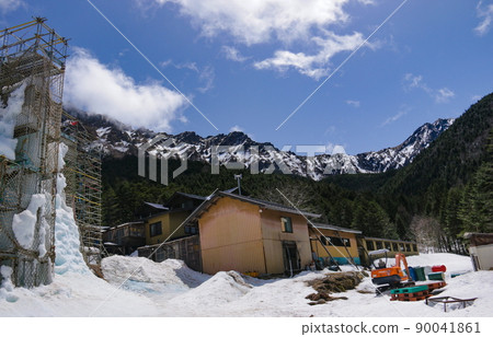Scenery of Yatsugatake Akadake mineral spring in the snow Scenery of Yatsugatake Akadake mineral spring in the snow 90041861