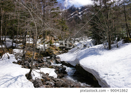 通往白雪皚皚的八岳赤岳礦泉的道路,北澤的風景 通往白雪皚皚的八岳赤岳礦泉的道路,北澤的風景 90041862