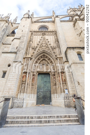 Giralda, bell tower of the cathedral of the city of Seville, in Andalusia (Spain) Giralda, bell tower of the cathedral of the city of Seville, in Andalusia (Spain) 90042292