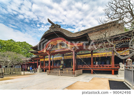 [Kyushu / Dazaifu] A worshiper praying at the main shrine of Dazaifu Tenmangu Shrine. 90042498