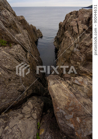 This is a picture of the scenic spot "Tojinbo" in Fukui Prefecture. 90044631