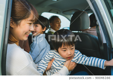 Three-generation family going out by car Three-generation family going out by car 90046166