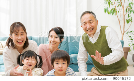 母親和孩子回家 90046173