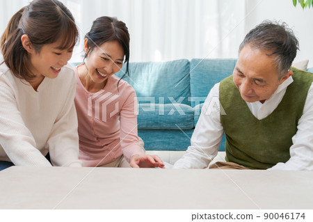 與家人撫摸 90046174