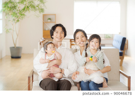 室內幸福的家庭 90046678