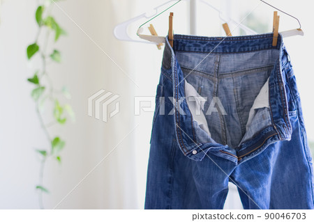 牛仔褲在房間裡晾乾 90046703