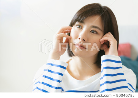 Unwell woman 90046783