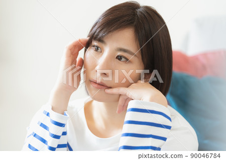 Unwell woman 90046784